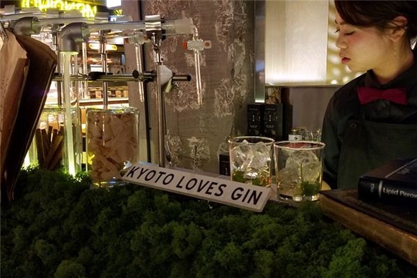 What does it mean to dream of a bar girl? What does it mean to dream of a bar girl?