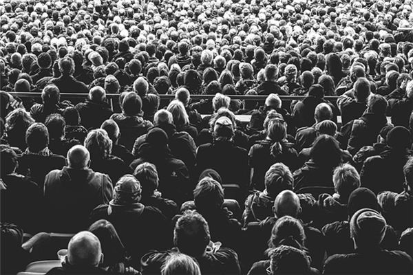 What does it mean to dream of a sea of people? What does it mean to dream of a sea of people?