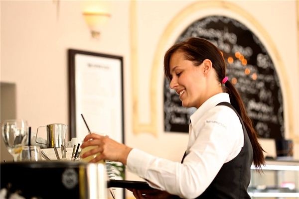 What does it mean to dream of a waiter/waitress? What does it mean to dream of a waiter/waitress?