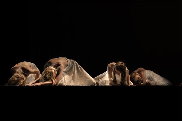 What does it mean to dream of amateur actors?