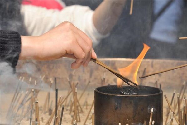 What does it mean to dream of someone burning incense? What does it mean to dream of someone burning incense?