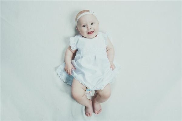 I dreamt that a little girl smiled at me.