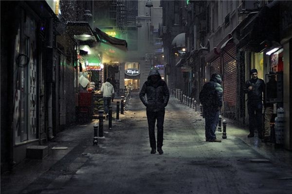 What does it mean to dream of strangers? What does it mean to dream of strangers?
