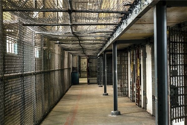 What does it mean to dream of a prison warden? What does it mean to dream of a prison warden?