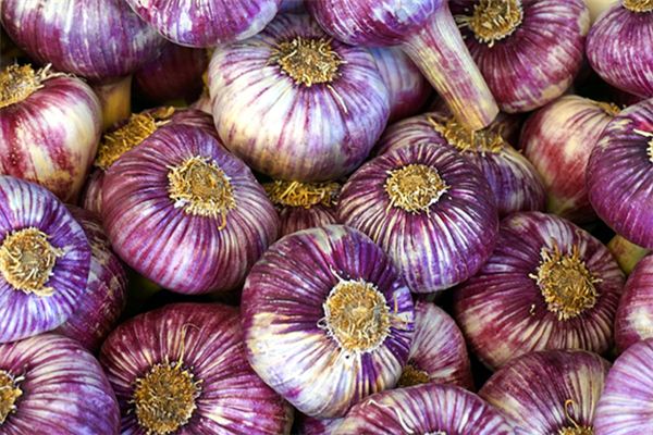 What does it mean to dream of garlic cloves scattered all over the ground? What does it mean to dream of garlic cloves scattered all over the ground?