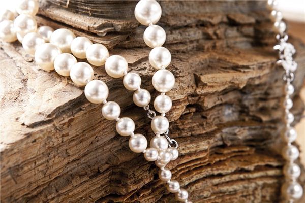 What does it mean to dream about jewelry? What does it mean to dream about jewelry?