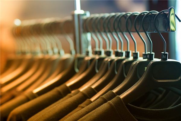 What does it mean to dream of a clothes hanger?