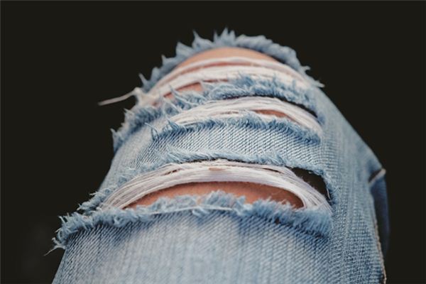 What does it mean to dream of tearing clothes?