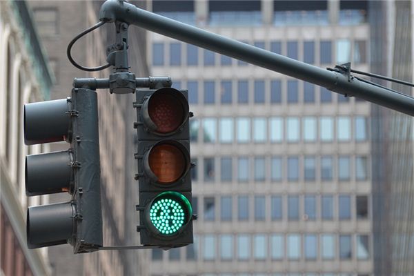 What does it mean to dream of a green light?