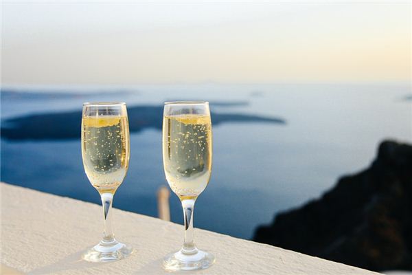 What does it mean to dream of champagne? What does it mean to dream of champagne?