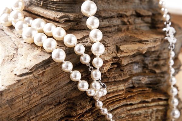 What does it mean to dream of a pearl necklace? What does it mean to dream of a pearl necklace?