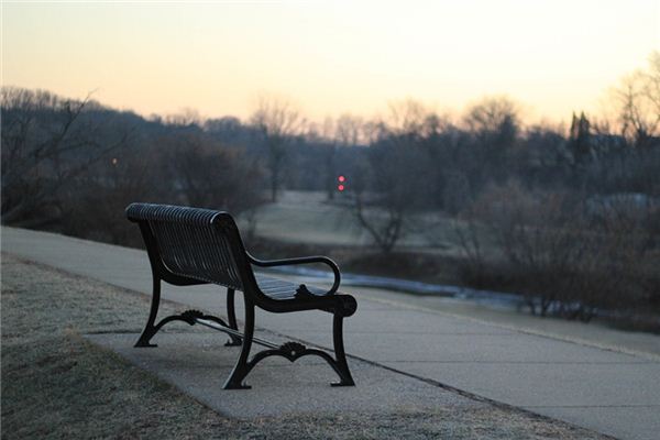 What does it mean to dream of a long bench? What does it mean to dream of a long bench?