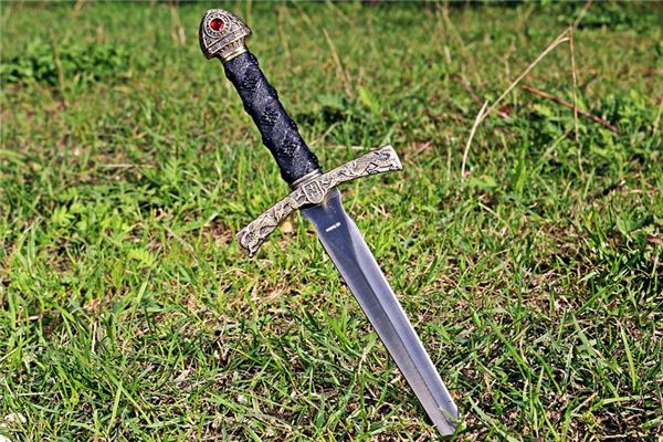 What does it mean to dream of a short sword? What does it mean to dream of a short sword?