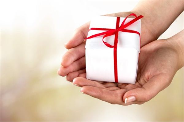 Dreaming of receiving gifts from friends