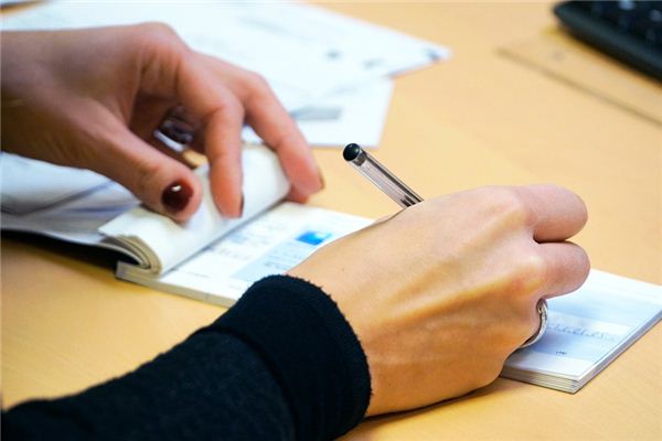 What does it mean to dream of checks? What does it mean to dream of checks?