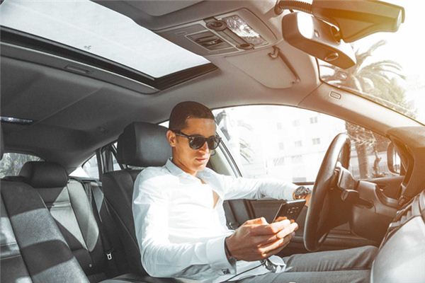 What does it mean to dream of driving a car?