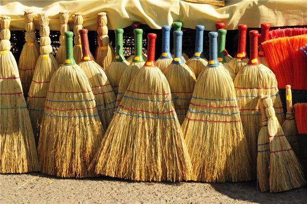 What does it mean to dream of a broom? What does it mean to dream of a broom?