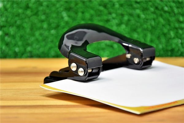 What does it mean to dream of a hole punch?
