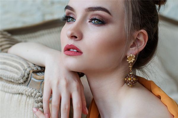 What does it mean to dream of gold earrings?