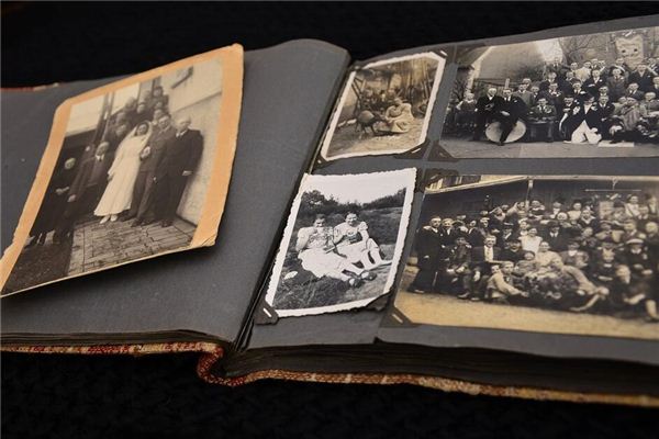 Dreaming of a deceased relative's portrait