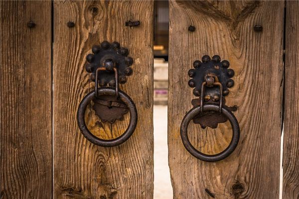 What does it mean to dream of a door knocker? What does it mean to dream of a door knocker?