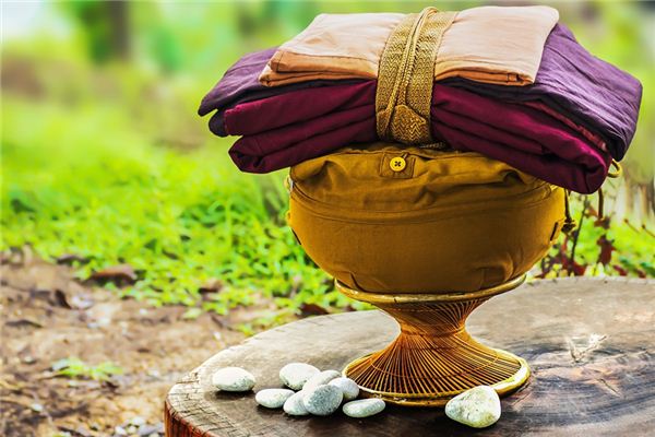 What does it mean to dream of official robes?