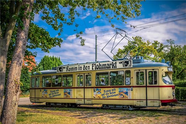 What does it mean to dream of a tram? What does it mean to dream of a tram?