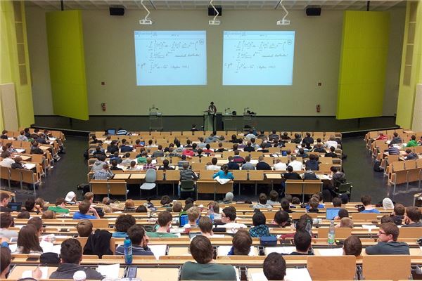 What does it mean to dream about university? What does it mean to dream about university?