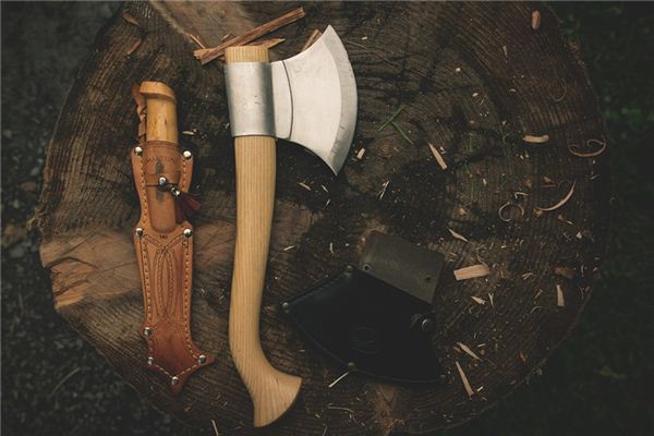What does it mean to dream of knives and axes? What does it mean to dream of knives and axes?