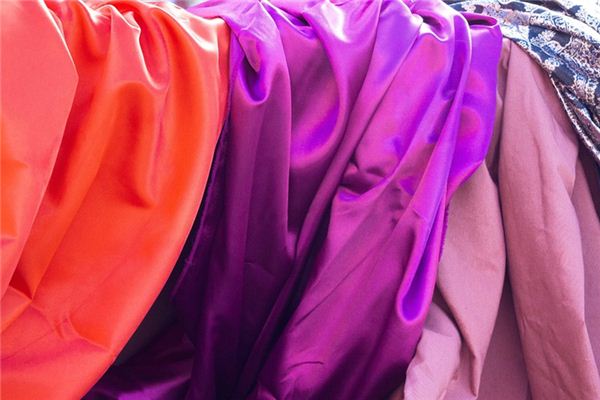 What does it mean to dream of silk? What does it mean to dream of silk?