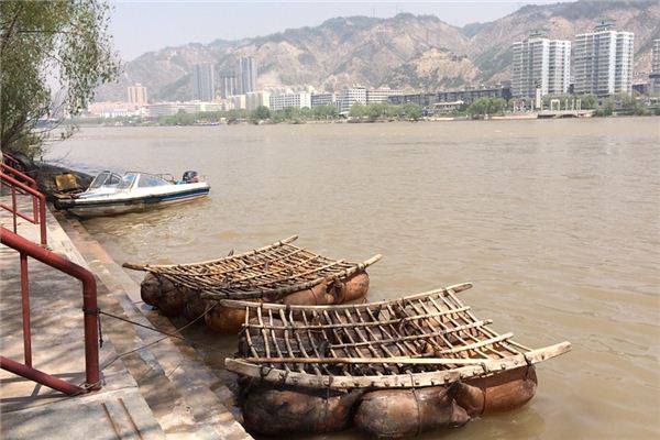 What does it mean to dream of a raft? What does it mean to dream of a raft?