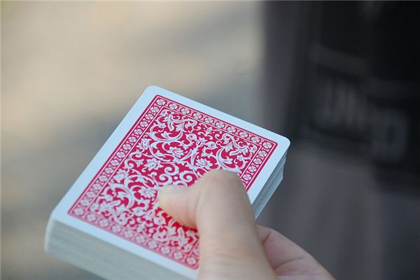 What does it mean to dream of playing cards? What does it mean to dream of playing cards?
