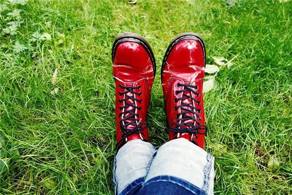 What does it mean to dream of red shoes? What does it mean to dream of red shoes?