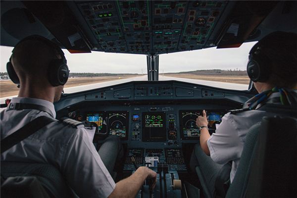 What does it mean to dream of piloting an airplane? What does it mean to dream of piloting an airplane?