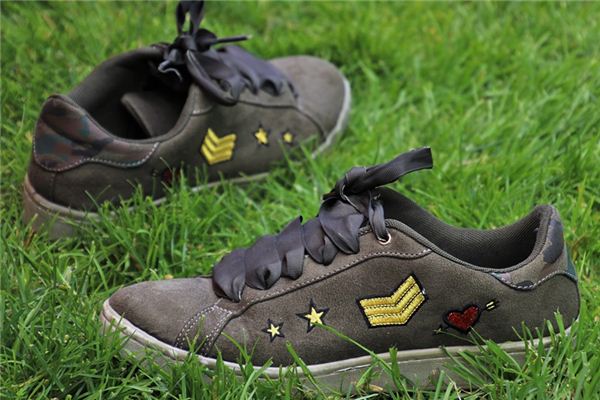 What does it mean to dream of broken shoes?