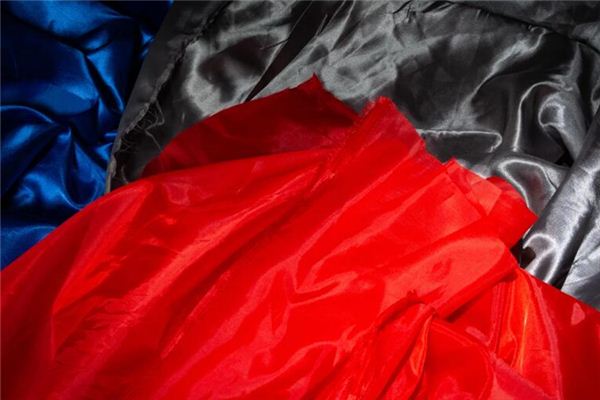 What does it mean to dream of silk? What does it mean to dream of silk?