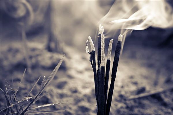 What does it mean to dream of incense breaking?