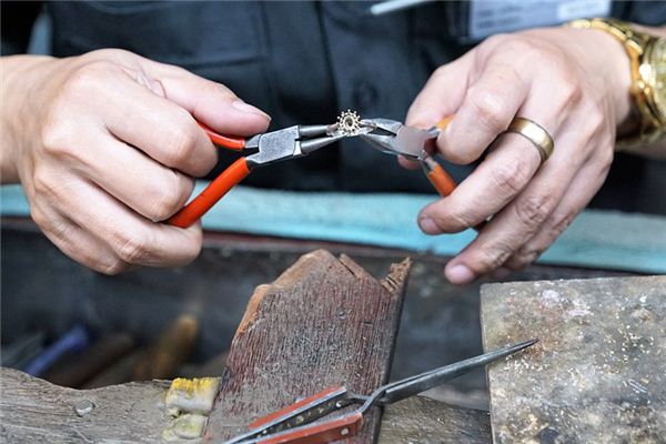 What does it mean to dream of small pliers?