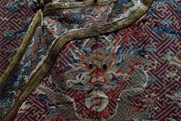What does it mean to dream of a dragon robe?