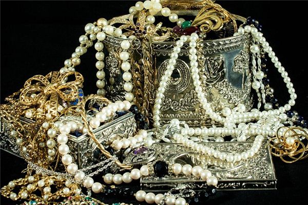 What does it mean to dream of a family heirloom?