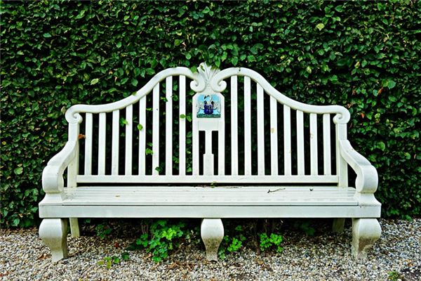 What does it mean to dream of a three-legged stool? What does it mean to dream of a three-legged stool?