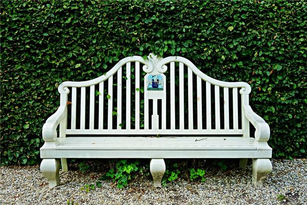 What does it mean to dream of a triangular stool? What does it mean to dream of a triangular stool?