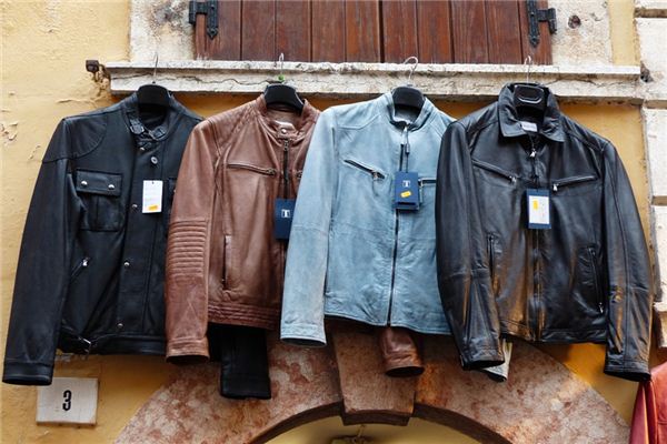 What does it mean to dream of a leather jacket? What does it mean to dream of a leather jacket?