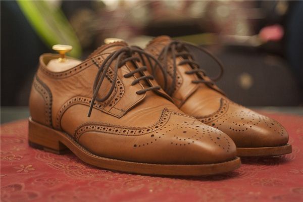 What does it mean to dream of leather shoes?