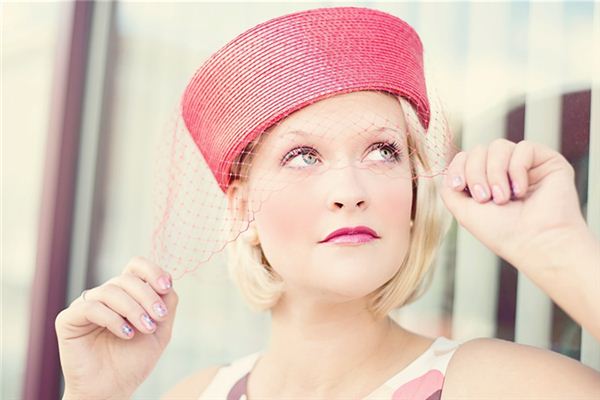 What does it mean to dream of a woman's hat with no brim? What does it mean to dream of a woman's hat with no brim?