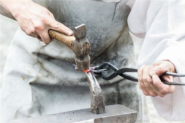 What does it mean to dream of an anvil? What does it mean to dream of an anvil?