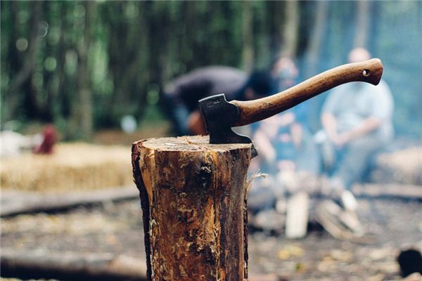 What does it mean to dream of an axe?