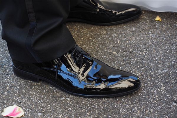 What does it mean to dream of leather shoes coming unglued? What does it mean to dream of leather shoes coming unglued?