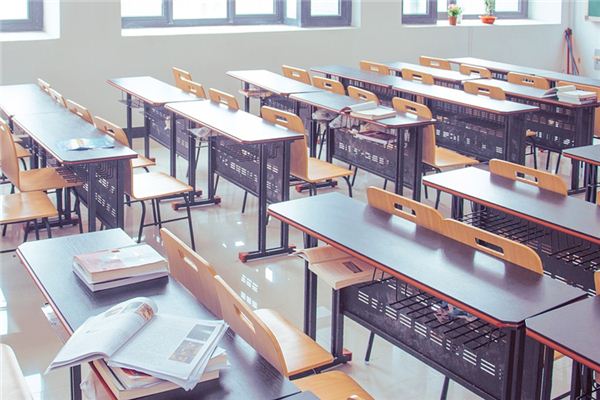 What does it mean to dream about a school desk?