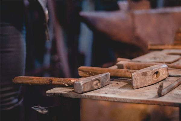 What does it mean to dream of a hammer? What does it mean to dream of a hammer?